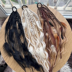 Coletero con rizos, trenzas, encaje y plumas, accesorio para el cabello estilo boho.