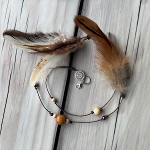 Earth Whisper – natural beige and brown hair charm with wooden beads. Lightweight, elegant, and perfect for a subtle bohemian touch