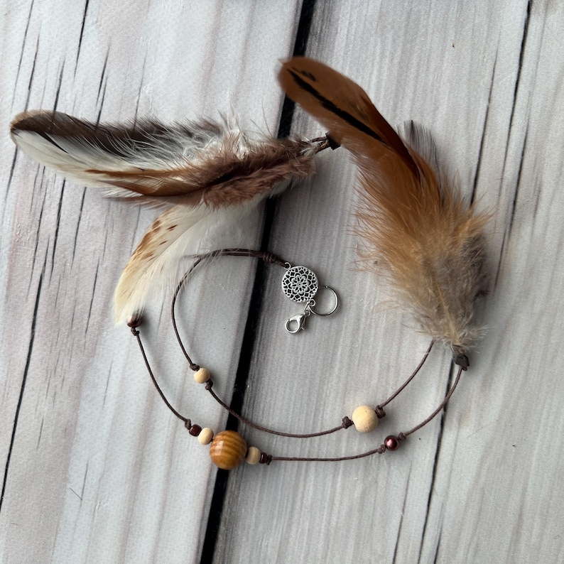 Earth Whisper – natural beige and brown hair charm with wooden beads. Lightweight, elegant, and perfect for a subtle bohemian touch