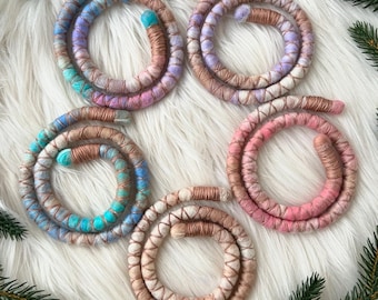 Wolle Haargummi für Dreadlocks - Beige Spiral Wrap Schnecken Design, handgefertigtes Accessoire