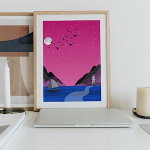 Puede incluir: Impresión artística enmarcada que presenta un paisaje estilizado con un cielo degradado rosa y azul, montañas, un velero y un faro. Una luna llena y pájaros se siluetean contra el cielo. La obra de arte está en un marco de madera.