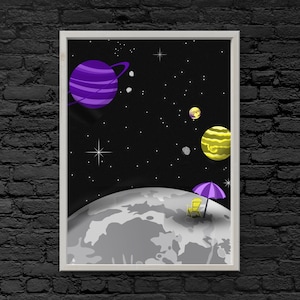 Op de afbeelding: Een ingelijste kunstafdruk toont een grillige ruimtescène. Een grijs maanlandschap staat op de voorgrond, met een gele stoel en een paarse parasol. Paarse en gele planeten zweven in een sterrenhemel. De afdruk zit in een witte lijst.
