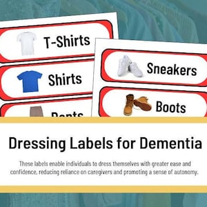 Puede incluir: Cuatro etiquetas rojas y blancas con imágenes y texto para ayudar a vestirse. Las etiquetas dicen "T-Shirts", "Camisas", "Zapatillas" y "Botas". Debajo de las etiquetas hay un rectángulo amarillo con el texto "Etiquetas de vestimenta para la demencia". El texto debajo del rectángulo dice "Estas etiquetas permiten a las personas vestirse con mayor facilidad y confianza, reduciendo la dependencia de los cuidadores y promoviendo un sentido de autonomía."