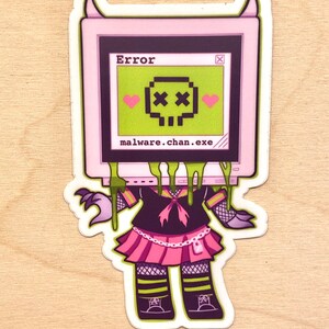 Puede incluir: Un monitor de computadora rosa y verde con un gráfico de calavera y huesos cruzados y el texto "Error" y "malware.chan.exe". El monitor está goteando goo verde y tiene un par de cuernos de diablo. El monitor está unido a un personaje de dibujos animados con una falda rosa, medias negras y botas verdes.