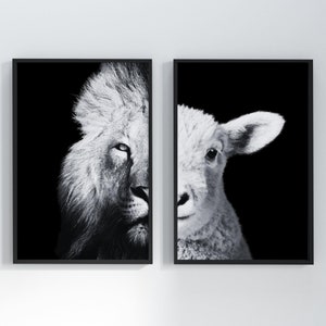 Op de afbeelding: Twee zwarte ingelijste prints, een met een zwart-witte afbeelding van een leeuwenkop en de andere met een zwart-witte afbeelding van een schapenkop.