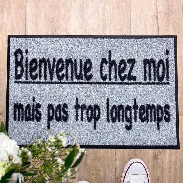 Tapis bienvenue chez moi mais pas trop longtemps gris | Paillasson d'entrée drôle avec phrase humoristique | Tapis fun pour déco unique