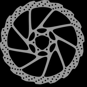 Puede incluir: Un disco de metal gris con un patrón circular de agujeros y radios. El disco tiene un diseño radial con un cubo central.