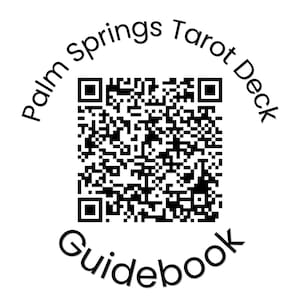 Peut inclure: Sur fond blanc, un code QR noir au centre. Les mots "Palm Springs Tarot Deck" sont dispos&eacute;s en arc au-dessus du code QR, et le mot "Guidebook" est en arc en dessous. Le texte est en police simple sans-serif.