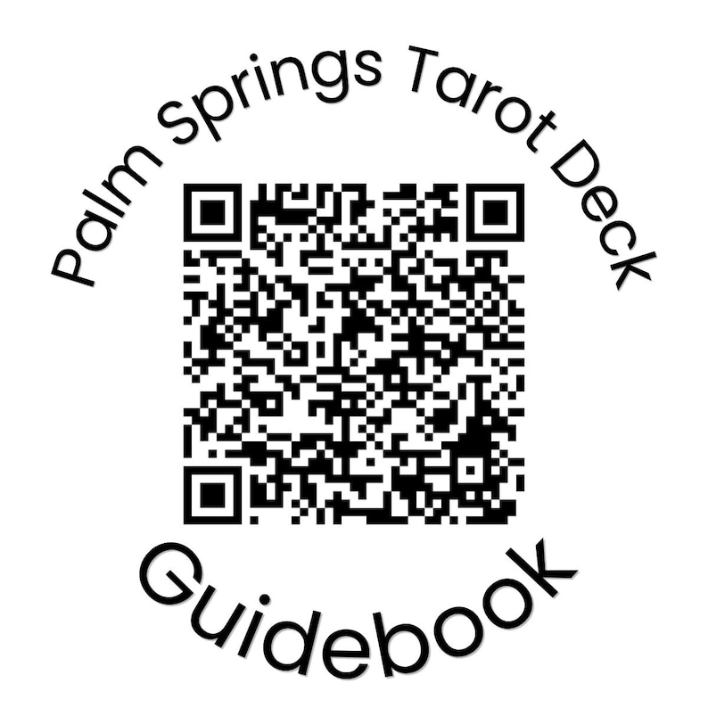 Peut inclure: Sur fond blanc, un code QR noir au centre. Les mots "Palm Springs Tarot Deck" sont dispos&eacute;s en arc au-dessus du code QR, et le mot "Guidebook" est en arc en dessous. Le texte est en police simple sans-serif.