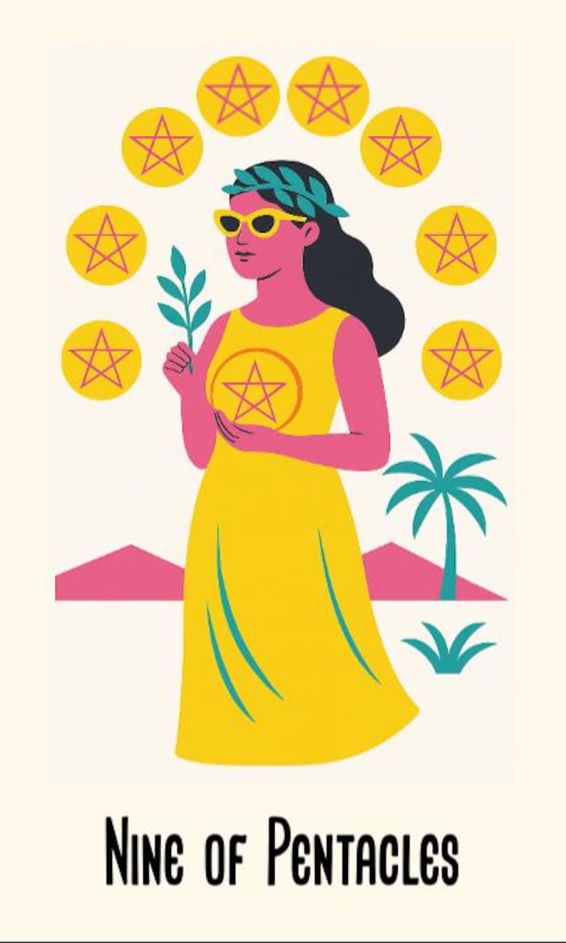 Peut inclure: Illustration de la carte de tarot des Neuf de deniers. Une femme en robe jaune et lunettes de soleil tient une brindille et un pentacle. Neuf pentacles jaunes l'entourent. La carte pr&eacute;sente une sc&egrave;ne de d&eacute;sert et un palmier.