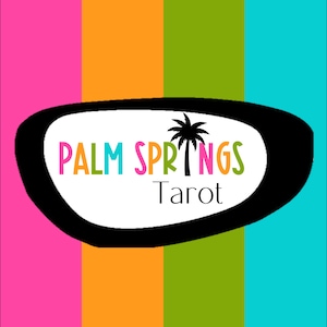 Peut inclure: Une conception graphique color&eacute;e avec le texte "PALM SPRINGS Tarot" dans une forme ovale noire de style r&eacute;tro. Le fond pr&eacute;sente des rayures verticales roses, oranges, vertes et turquoise.