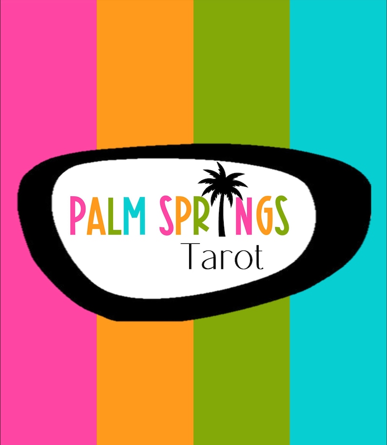 Peut inclure: Une conception graphique color&eacute;e avec le texte "PALM SPRINGS Tarot" dans une forme ovale noire de style r&eacute;tro. Le fond pr&eacute;sente des rayures verticales roses, oranges, vertes et turquoise.