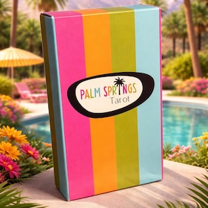 Peut inclure: Une bo&icirc;te color&eacute;e de cartes de tarot Palm Springs. La bo&icirc;te pr&eacute;sente des rayures verticales roses, oranges, vertes et bleues. Le texte "Palm Springs Tarot" est dans un ovale noir. En arri&egrave;re-plan, une piscine, des palmiers et des montagnes.