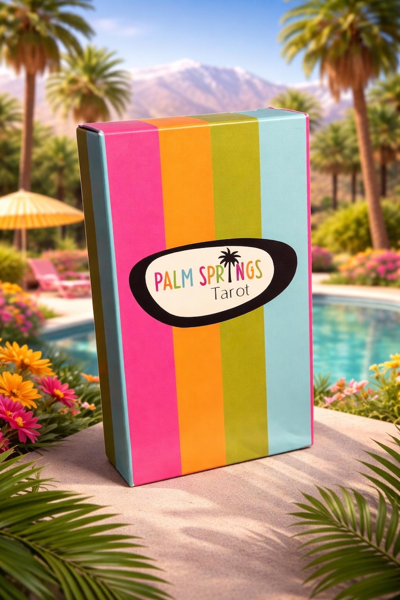 Peut inclure: Une bo&icirc;te color&eacute;e de cartes de tarot Palm Springs. La bo&icirc;te pr&eacute;sente des rayures verticales roses, oranges, vertes et bleues. Le texte "Palm Springs Tarot" est dans un ovale noir. En arri&egrave;re-plan, une piscine, des palmiers et des montagnes.