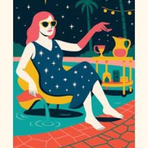 Peut inclure: Illustration stylis&eacute;e d'une femme en robe bleue &agrave; motifs d'&eacute;toiles, portant des lunettes de soleil, assise au bord d'une piscine. L'image pr&eacute;sente un ciel nocturne avec une &eacute;toile, des palmiers et une table avec un pichet et un verre. Le texte "XVII The Star" est en bas.