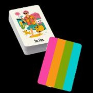 Peut inclure: Un jeu de cartes avec un design color&eacute;. Une carte repr&eacute;sente une personne en lunettes de soleil et tenue tropicale, avec le texte "Toe Fun". Le dos des cartes pr&eacute;sente des rayures verticales roses, oranges, vertes et bleues.