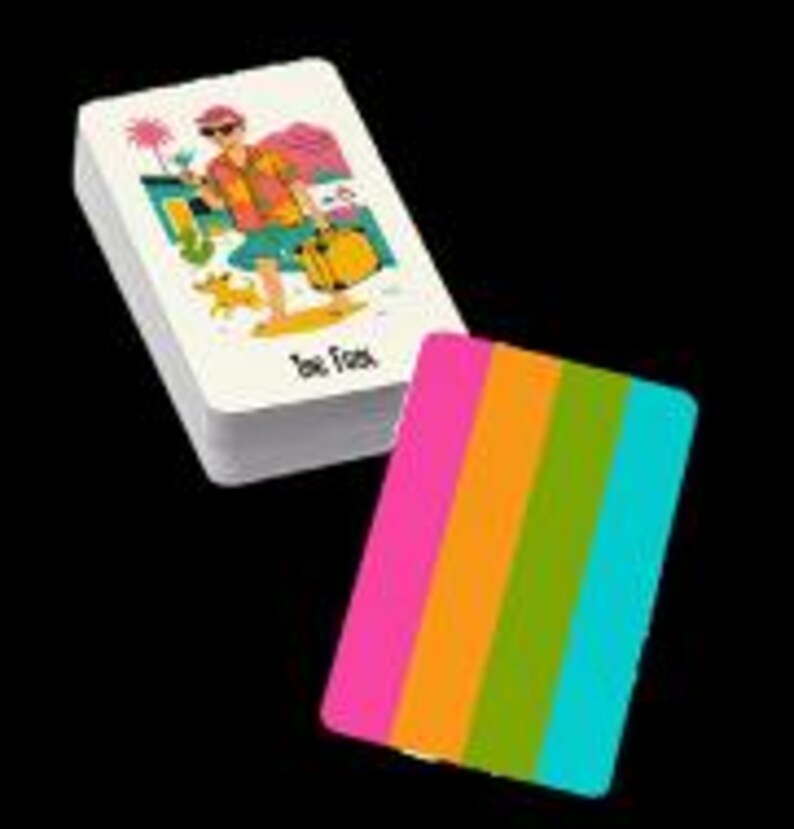 Peut inclure: Un jeu de cartes avec un design color&eacute;. Une carte repr&eacute;sente une personne en lunettes de soleil et tenue tropicale, avec le texte "Toe Fun". Le dos des cartes pr&eacute;sente des rayures verticales roses, oranges, vertes et bleues.