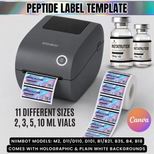 Puede incluir: Una impresora de etiquetas Niimbot gris oscuro con un rollo de etiquetas holográficas Retatrutide. Dos viales de vidrio con etiquetas a juego están cerca. Texto: PEPTIDE LABEL TEMPLATE, 11 DIFFERENT SIZES 2, 3, 5, 10 ML VIALS, NIIMBOT MODELS: M2, D11/D110, D101, B1/B21, B3S, B4, B18.
