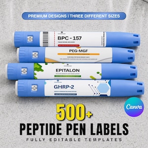Puede incluir: Cuatro plumas inyectoras de color azul claro con etiquetas blancas que muestran el texto BPC-157, PEG-MGF, EPITALON y GHRP-2. La imagen incluye el texto PREMIUM DESIGNS | THREE DIFFERENT SIZES, 500+ PEPTIDE PEN LABELS y FULLY EDITABLE TEMPLATES.