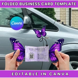 Peut inclure: Un modèle de carte de visite sur le thème du papillon. La carte est ouverte pour afficher le nom de l'entreprise, les coordonnées et un code QR. Le design présente des ailes de papillon violettes et le logo Canva. Le texte indique "FOLDED BUSINESS CARD TEMPLATE" et "EDITABLE IN CANVA."