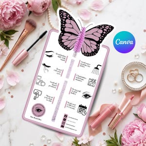 Può includere: Una guida rosa e bianca per la cura delle ciglia con un design a farfalla. La guida include istruzioni su come prendersi cura delle ciglia, come spazzolarle quotidianamente ed evitare prodotti a base di olio. Sono visibili anche un applicatore per mascara e un pennello per il trucco.