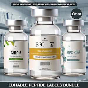 Op de afbeelding: Drie heldere glazen flessen met zilveren doppen en witte etiketten. De etiketten tonen "GHRP-6" en "BPC-157" met tekst over weefselherstel en injecteerbare peptiden. De tekst "EDITABLE PEPTIDE LABELS BUNDLE" is ook aanwezig.