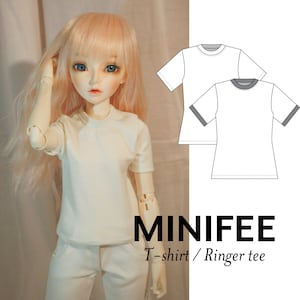 Puede incluir: Una camiseta blanca de manga corta y cuello redondo. La camiseta tiene un diseño de tipo "ringer" con un ribete gris alrededor del cuello y las mangas. La camiseta se muestra en una muñeca que lleva pantalones blancos. La imagen también incluye un dibujo de línea de la camiseta en blanco y gris. El texto "MINIFEE T-shirt / Ringer tee" está debajo de la imagen.