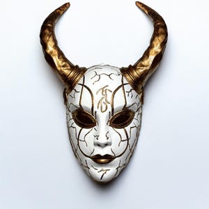 Hannya Breathtaker Cyberpunk Oni Mask - Samurai Oni Demon - Japanese Noh Theater - White and gold Mask - Party, events, cosplay masquerade