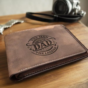 Cartera de cuero grabada personalizada de "El Hombre, el Mito, las Leyendas" para papá. Regalos para el Día del Padre. Cartera personalizada para papá. Regalos para el Día del Padre.
