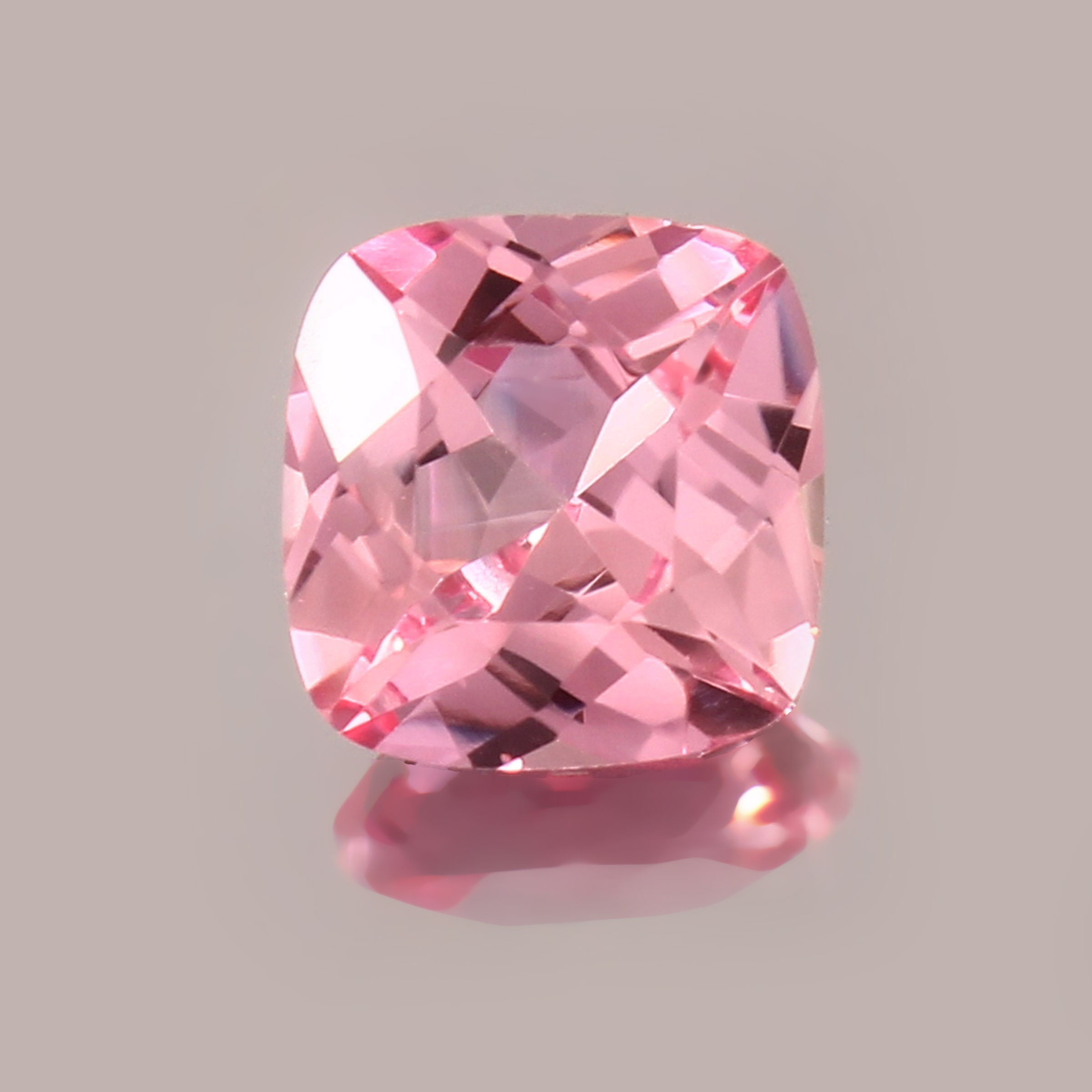 Morganite Naturelle 2.08 Carats – Coupe Stylisée Croix, Rose Non Traité Madagascar