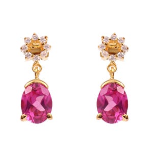Puede incluir: Un par de pendientes de oro con una piedra preciosa rosa y un diseño de flor de cristal transparente.