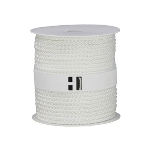 Puede incluir: Un carrete de cordón trenzado blanco. El cordón está enrollado alrededor de un núcleo de plástico blanco. Una etiqueta blanca con la marca "Hummel" envuelve el cordón. El cordón tiene una apariencia texturizada.
