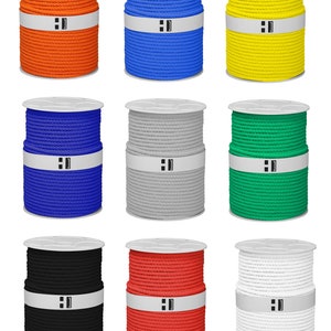 Puede incluir: Nueve carretes de cuerda en varios colores: naranja, azul, amarillo, azul oscuro, gris, verde, negro, rojo y blanco. Cada carrete es cilíndrico con una tapa blanca y una banda blanca. La cuerda está bien enrollada.