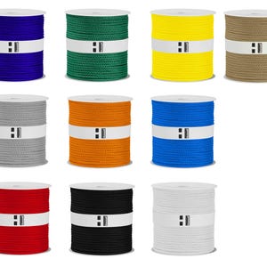 Puede incluir: Diez carretes de cuerda en varios colores, incluyendo azul, verde, amarillo, marrón, gris, naranja, rojo, negro y blanco. Los carretes son todos del mismo tamaño y forma, y están dispuestos en tres filas de tres carretes cada una.