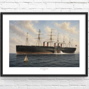 Peut inclure: Une impression encadrée représentant le SS Great Eastern, un grand navire à vapeur noir avec cinq mâts et des cheminées à bandes rouges, naviguant sur une mer bleue près d'un petit voilier. Le texte sous le navire indique SS Great Eastern 1858.