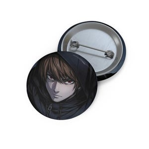 Spilla con personaggio anime incappucciato scuro / Distintivo artistico rotondo da 3,17 cm