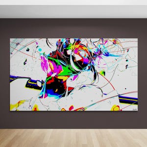 Può includere: Stampa artistica astratta con una vibrante composizione di colori tra cui rosa, verde, giallo e blu su sfondo bianco. L'opera d'arte è montata su una parete con uno sfondo marrone scuro e un pavimento in legno.