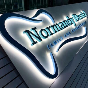 Letrero retroiluminado en 3D, letrero para clínica dental, letrero comercial Halolit dorado personalizado, letras de canal, letrero para escaparate al aire libre, logotipo iluminado en el tablero