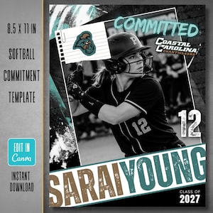 Puede incluir: Una plantilla de compromiso de sóftbol de 21,59 x 27,94 cm con una foto en blanco y negro de una persona con casco y camiseta. El diseño incluye el texto COMMITTED, COASTAL CAROLINA CHANTICLEERS, 12, SARAI YOUNG y CLASS OF 2027.