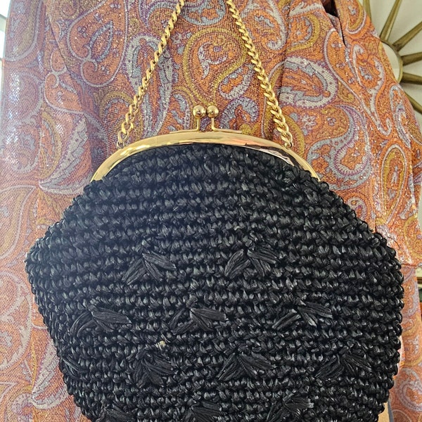 sac vintage pour femme en raphia synthétique. Sac à main en paille tressée noire au crochet avec poignées en chaîne dorées. Porte-monnaie, sac à main pour femme des années 50/60. Métal doré