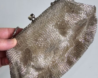 Vintage silver beaded ladies evening bag. Silver metal kiss clasp. 1950's Handbag Clutch Purse,retro evening bag. Silver evening wristlet