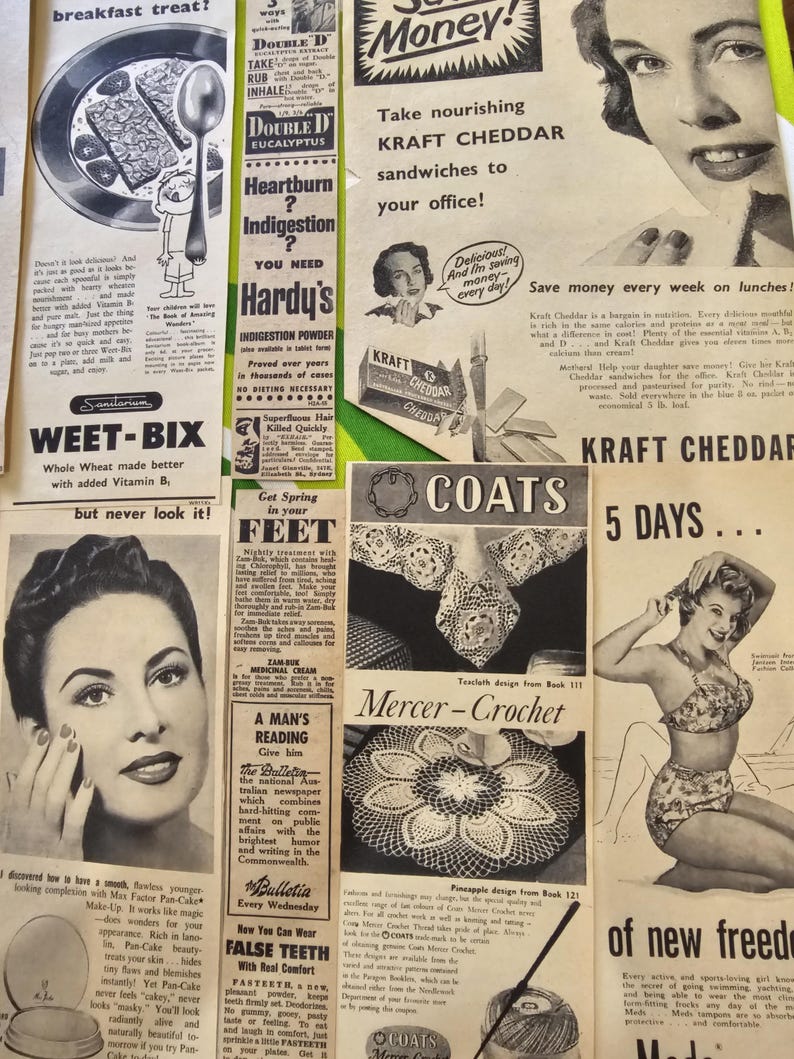 Pode incluir: Uma colagem de an&uacute;ncios vintage em preto e branco apresentando v&aacute;rios produtos, incluindo cereais Weet-Bix, queijo cheddar Kraft, padr&otilde;es Coats Mercer-Crochet, maquiagem Max Factor Pan-Cake e absorventes internos Meds, com texto e ilustra&ccedil;&otilde;es.