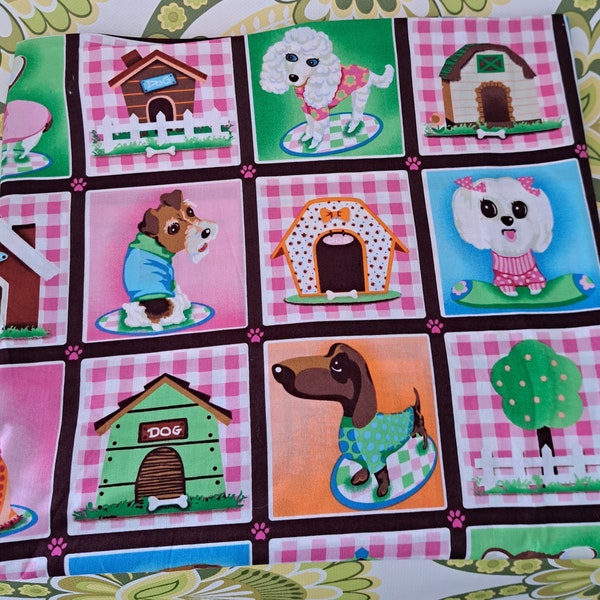 Tela para perros / Colección Hoodles de Michael Miller / tela de algodón remanente / Cachorros de estilo retro cachorros perros y casas para perros con cuadros rosas