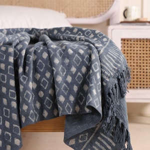 Indigoblå diamantmönsterfilt – vävd bomullsöverkast med tofsar