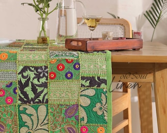 Bestickter Patchwork Tischläufer: Vintage Sari Wandbehang