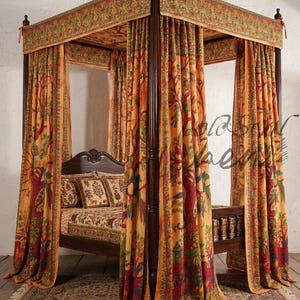 Pode incluir: Uma cama com dossel com uma estrutura e dossel de madeira ornamentados. A cama apresenta cortinas laranja com um padrão floral e de pássaros detalhado. A colcha e as almofadas combinam com o design das cortinas.