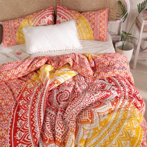 Colcha bohemia hecha a mano: diseño de mandala intrincado en tonos rojos y amarillos. Juego de edredón con mandala ombré y fundas de almohada.