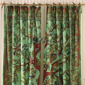 Puede incluir: Un par de cortinas de algodón verde con un diseño de árbol de la vida con pájaros y flores. Las cortinas tienen un diseño de lazo superior y están hechas de una tela ligera.