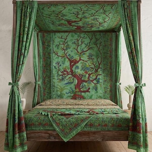 Puede incluir: Una cama con dosel con dosel verde y cortinas a juego. La ropa de cama y las cortinas presentan un dise&ntilde;o de &aacute;rbol de la vida en tonos verdes, rojos y azules. El marco de la cama es de madera.