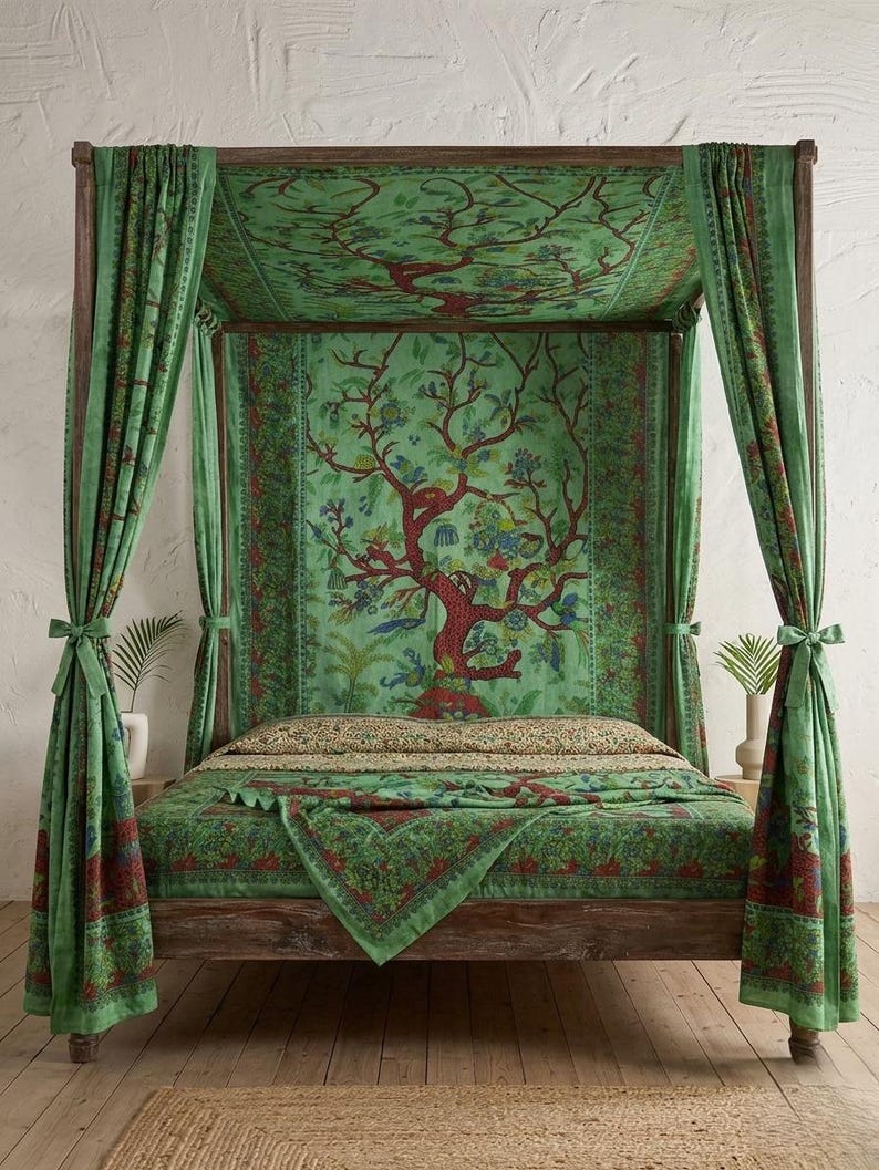 Puede incluir: Una cama con dosel con dosel verde y cortinas a juego. La ropa de cama y las cortinas presentan un dise&ntilde;o de &aacute;rbol de la vida en tonos verdes, rojos y azules. El marco de la cama es de madera.